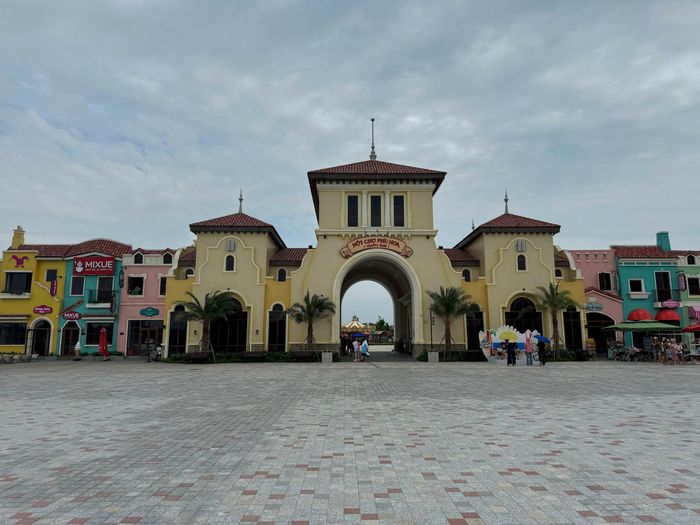 Khu vui chơi của Vin Wonders Cửa Hội (Tx Cửa Lò) đầu tư và đưa vào hoạt động góp phần kích thích thị trường khiến các khu đấu giá khai thác quỹ đất tại Nghi Hòa và Nghi Hương có hiệu ứng tích cực. Ảnh: Nguyễn Hải