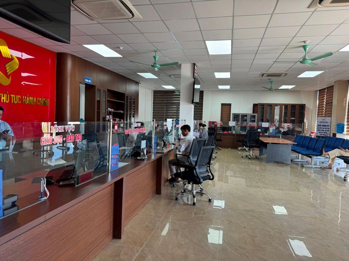Đại diện Trung tâm Phục vụ hành chính công huyện Đô Lương cho biết, hơn 1 nửa trong số trên 200 hồ sơ thủ tục hành chính hàng ngày tại Trung tâm liên quan đến giao dịch sang nhượng đất đai. Ảnh: Nguyễn Hải