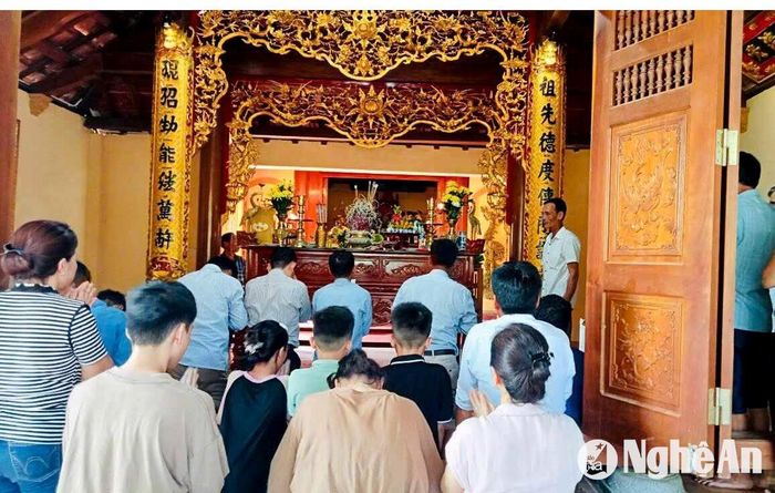 Cúng Rằm tháng Bảy tại nhà thờ họ Nguyễn Văn, xã Xuân Lam (Hưng Nguyên). Ảnh: An Nam