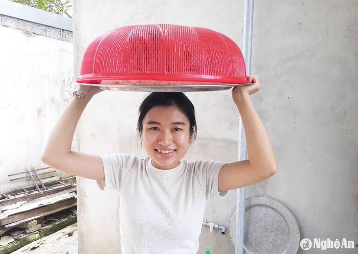 Thiếu nữ xã Võ Liệt (Thanh Chương) đội mâm cỗ đi nhà thờ để cúng Rằm. Ảnh: An Nam