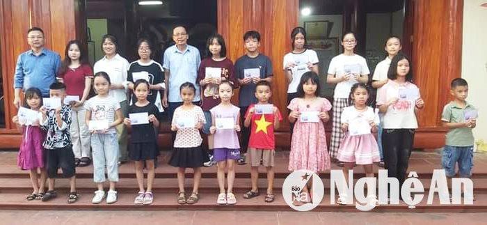 Trao quà khuyến học tại nhà thờ họ Nguyễn Cảnh xã Nghi Long (Nghi Lộc). Ảnh: Phan Rang