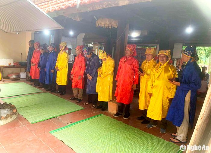 Đội tế lễ chuẩn bị cúng Rằm tháng Bảy tại nhà thờ họ Lê xã Ngọc Sơn (Đô Lương). Ảnh: An Nam