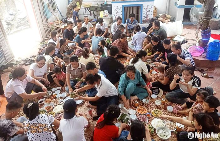 Sau khi cúng Rằm, con cháu họ Đậu xã Nghi Thiết (Nghi Lộc) thụ lộc đông vui. Ảnh: An Nam