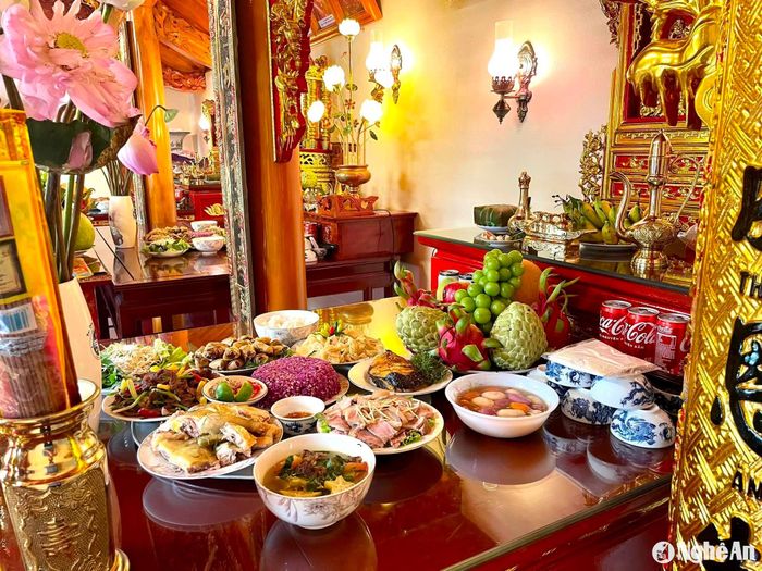Bàn thờ gia tiên ngày Rằm tháng Bảy của một gia đình tại xã Đại Đồng (Thanh Chương). Ảnh: An Nam