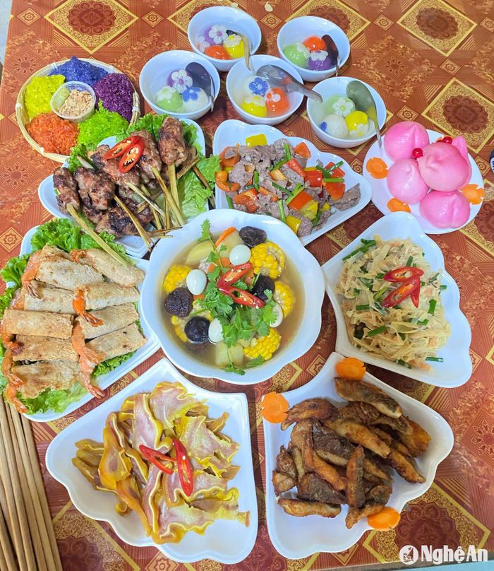 Mâm cỗ cúng Rằm chu tất, khéo léo. Ảnh: An Nam