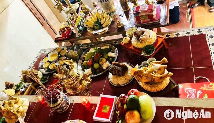 Bài trí mâm cỗ cúng Rằm tháng Bảy tại nhà thờ họ Nguyễn Văn, xã Xuân Lam (Hưng Nguyên). Ảnh: An Nam