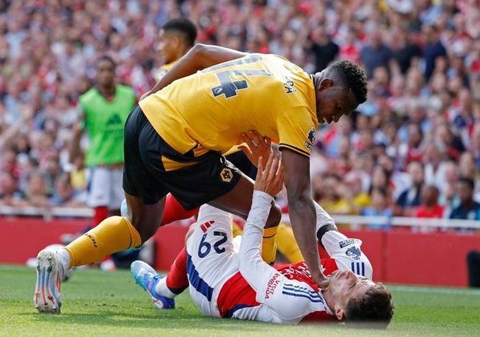 Arsenal (dưới) đã thi đấu khá chật vật trước Wolves