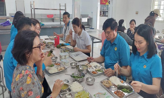 Cán bộ công đoàn cùng lãnh đạo công ty cùng ăn cơm với công nhân.