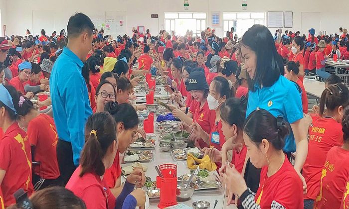 Cán bộ Công đoàn chia sẻ trao đổi về đời sống cũng như bữa cơm với công nhân trong doanh nghiệp.