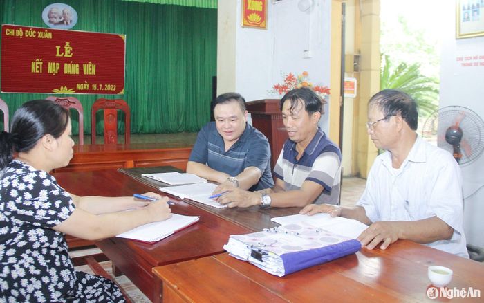 Cấp ủy xã Tiến Thủy và Chi ủy xóm Đức Xuân, xã Tiến Thủy (Quỳnh Lưu) rà soát danh sách quần chúng để bồi dưỡng kết nạp đảng. Ảnh: Mai Hoa