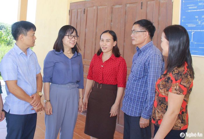 Cán bộ Ban Tổ chức Huyện ủy Yên Thành trao đổi với cấp ủy xã Quang Thành và xóm Quang Long về kết nạp đảng viên. Ảnh: Mai Hoa