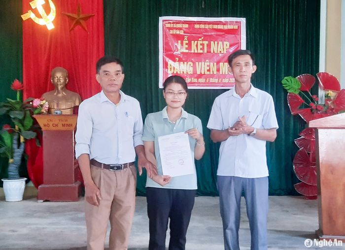 Lễ kết nạp đảng viên tại xã Quang Thành (huyện Yên Thành). Ảnh: CSCC