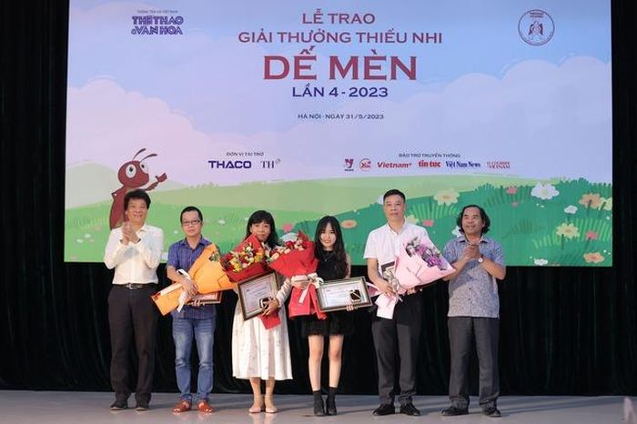 Nhà văn Uông Triều (thứ hai từ trái sang) nhận Giải Khát vọng Dế Mèn 2023