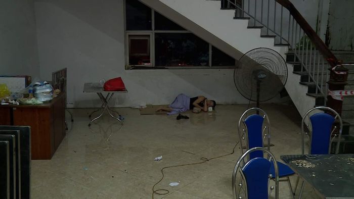 Để tham gia các vòng đấu này, nhiều nhà đầu tư phải ‘thức trắng’ để tham gia đấu giá, hoặc chia ca, hoặc “ăn ngủ” ngay trong khuôn viên Trung tâm Phát triển quỹ đất, tranh thủ chợp mắt để tiếp tục lấy sức tham gia đấu giá. (Ảnh: ST)