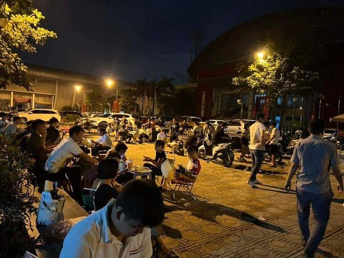 Tối 19/8, nhiều nhà đầu tư đang chờ đợi các vòng đấu giá đất tại Hoài Đức. (Ảnh: IT)