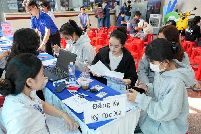 Nhiều thí sinh tranh thủ đi nhập học sớm để có suất ở ký túc xá ở Trường ĐH Nguyễn Tất Thành