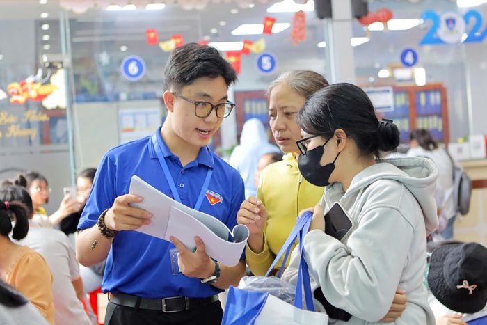 Đoàn thanh niên tham gia hỗ trợ thí sinh và phụ huynh làm thủ tục nhập học