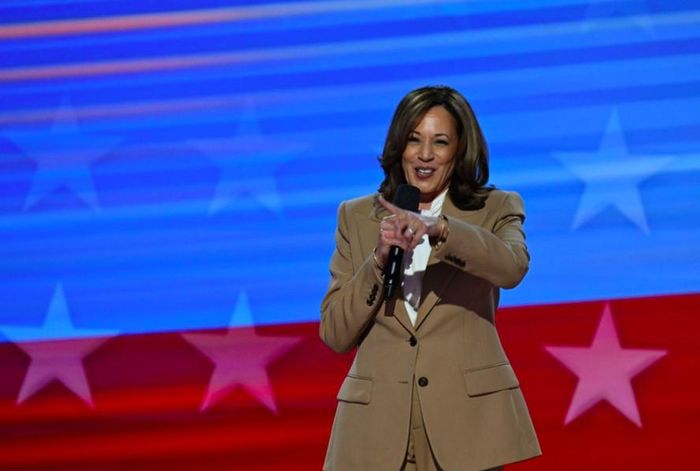 Bà Kamala Harris phát biểu tại đại hội, tối 19/8. (Ảnh: CNN)