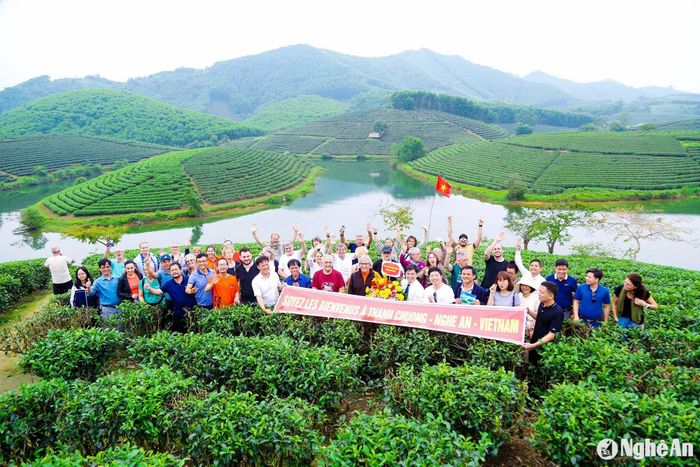 Nếu muốn hòa mình vào phong cảnh thiên nhiên, mời bạn đến với đảo Chè (Thanh Chương) để du thuyền ngắm cảnh và thưởng thức sản vật của miền trung du. Ảnh: Đình Tuyên