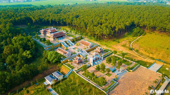 Về Kim Liên, sau khi tham quan khu di tích, bạn hãy sang đền Chung Sơn - ngôi đền thờ gia tiên của Chủ tịch Hồ Chí Minh để dâng hương và thưởng ngoạn phong cảnh. Ảnh: Lê Mạnh Thắng