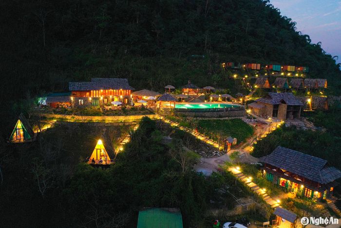 Đặc biệt, nếu bạn muốn đi chặng đường xa để tham quan, trải nghiệm phong cảnh núi rừng biên giới Kỳ Sơn, mời bạn lên với thung lũng Mường Lống (Kỳ Sơn). Lên đây, bạn sẽ được hòa mình vào chốn cảnh vật hữu tình, khám phá bản sắc văn hóa của cộng đồng dân tộc Mông. Gần đây, Mường Lống được đầu tư xây dựng cơ sở hạ tầng, có điểm lưu trú khang trang, thu hút được một lượng lớn khách du lịch. Ảnh: Sách Nguyễn
