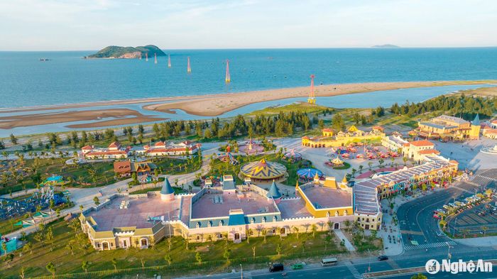 Đến với Cửa Lò, bạn không sợ nhàm chán, vì có VinWonders Cửa Hội có hàng loạt trò chơi lý thú, đặc biệt có tuyến cáp treo ra đảo Song Ngư sẽ giúp bạn có thêm những trải nghiệm thú vị. Ảnh: Hồ Đình Chiến
