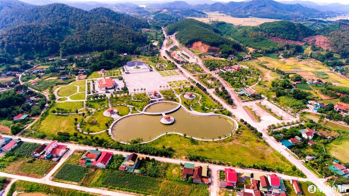 Khu Di tích Quốc gia Truông Bồn (Đô Lương) là một trong những "địa chỉ đỏ" để tham quan trong dịp Quốc khánh. Nơi đây gắn liền với chiến công và sự hy sinh anh dũng của 13 chiến sĩ Thanh niên xung phong ngày 31/10/1968. Về đây, bạn sẽ cảm nhận được sự linh thiêng và hiểu hơn về giá trị của cuộc sống hòa bình, độc lập. Ảnh: Nguyễn Quang Dũng