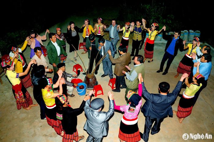 Nếu thích đi xa hơn và có nhu cầu khám phá núi rừng, mời bạn lên Con Cuông trải nghiệm vẻ đẹp núi rừng, bản làng và phong tục, tập quán của đồng bào dân tộc Thái. Trong ảnh: Giao lưu văn hóa - văn nghệ tại điểm du lịch cộng đồng bản Khe Rạn, xã Bồng Khê (Con Cuông). Ảnh: Sách Nguyễn
