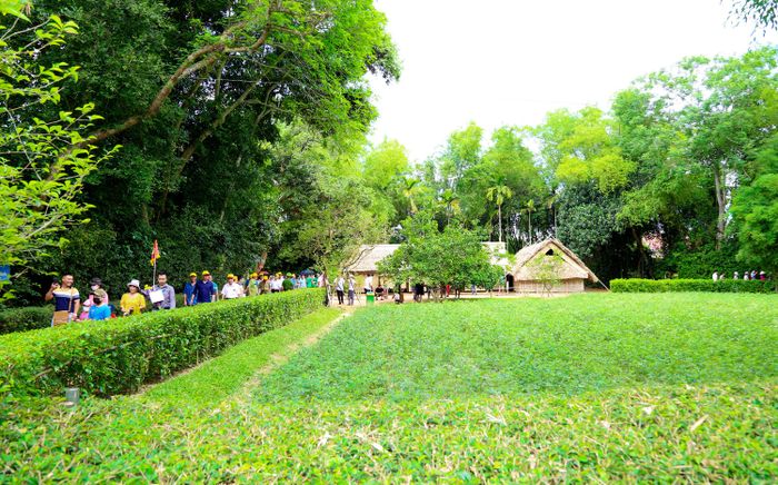 Dịp Tết Độc lập, bạn hãy sắp xếp thời gian lên Khu di tích Quốc gia đặc biệt Kim Liên. Nơi đây lưu giữ những kỷ vật của gia đình Chủ tịch Hồ Chí Minh và gắn bó với quãng đời niên thiếu của Người. Trong ảnh: Quê nội của Chủ tịch Hồ Chí Minh. Ảnh: Đình Tuyên