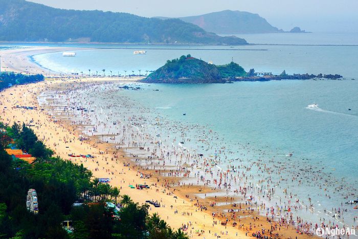 Nếu bạn thích tắm biển và thưởng thức hải sản, Cửa Lò sẽ là sự lựa chọn hợp lý. Thời điểm này, Cửa Lò đã bớt đi sự đông đúc, nhộn nhịp, giúp bạn có được sự thoải mái khi rảo bước trên bờ cát hay vẫy vùng giữa làn nước trong xanh. Ngoài ra, bạn có thể dành thời gian khám phá các di tích lịch sử, nét đẹp văn hóa của các làng chài ven biển. Ảnh: Trần Duy Ngoãn