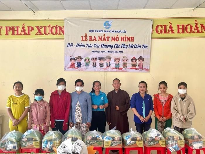 Trao quà cho các chị em là người DTTS trên địa bàn xã Phước Lộc,