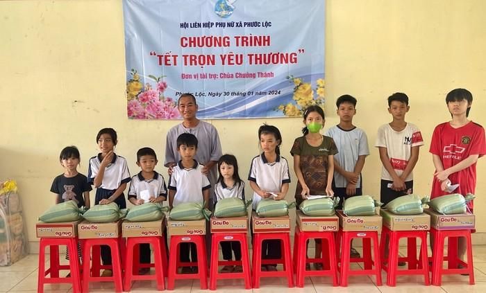 Mang Tết đến với trẻ em DTTS ở Phước Lộc.