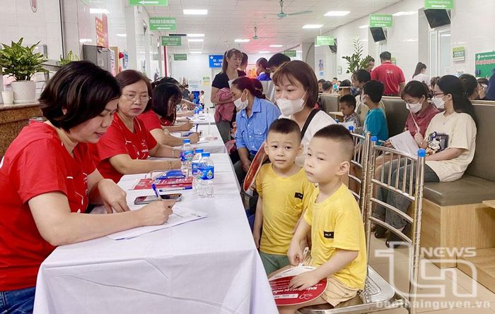 Rất đông người đưa con, cháu đến khám tại chương trình “Trái tim cho em”.