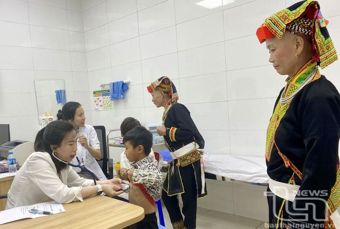 Nhiều người dân ở vùng sâu, vùng xa đưa con, cháu đến khám theo chương trình “Trái tim cho em” tại Bệnh viện A Thái Nguyên.