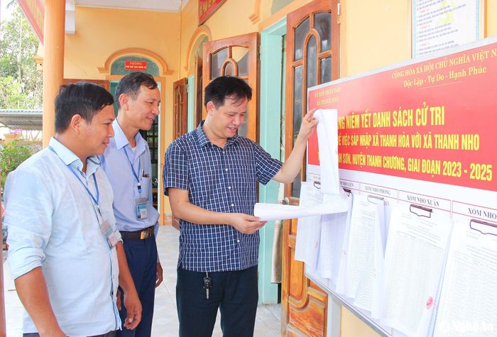 Cán bộ MTTQ huyện Thanh Chương giám sát việc niêm yết danh sách cử tri lấy ý kiến sáp nhập xã tại Thanh Nho. Ảnh minh họa: Mai Hoa