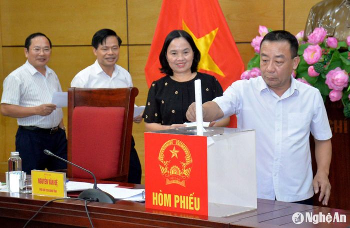 Hội đồng thẩm định nông thôn mới tỉnh bỏ phiếu công nhận 8 xã đạt chuẩn nông thôn mới và nông thôn mới nâng cao năm 2023 - 2024. Ảnh: Xuân Hoàng