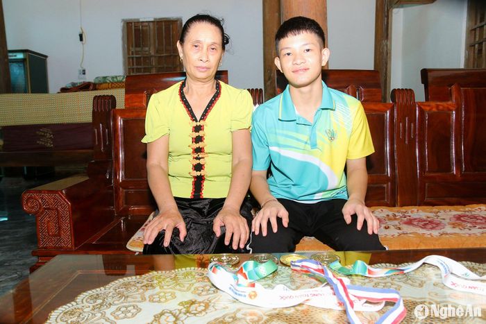 Lương Nhật Vũ và bà nội. Ảnh: Đình Tuân
