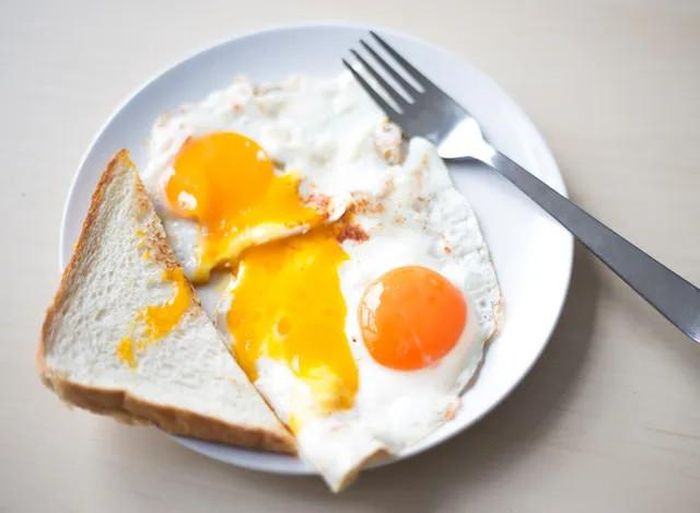 Người trường thành khỏe mạnh có thể ăn 7 quả trứng mỗi ngày, những người bị tiểu đường và tim mạch cần tham khảo ý kiến bác sĩ. Ảnh: eatthis