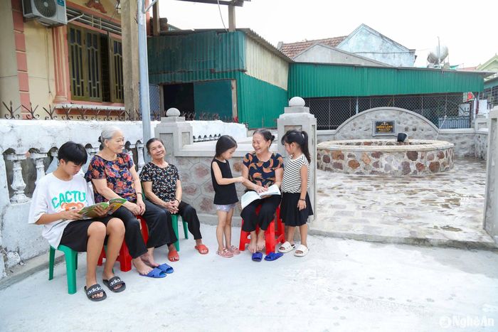 Với khuôn viên rộng rãi, thoáng mát, giếng làng Mai Lĩnh còn là điểm hẹn để người dân đến vui chơi, giao lưu; gắn kết cộng đồng. Ảnh: Đình Tuyên