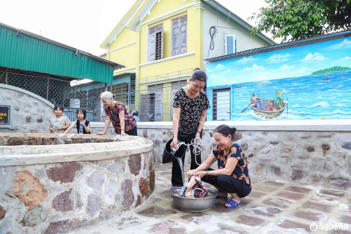 Bà Vũ Thị Thanh Hiền - Bí thư Đảng ủy phường Thu Thủy cho biết: “Giếng làng Mai Lĩnh có ý nghĩa lớn trong đời sống văn hóa, tinh thần của người dân địa phương. Giếng cổ không chỉ mang dấu ấn lịch sử mà còn chứa đựng giá trị văn hóa dân gian sâu đậm, trường tồn theo thời gian”. Ảnh: Đình Tuyên