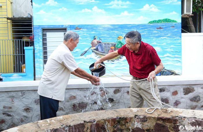 Vào những ngày hè nắng nóng, người dân thường tập trung ra giếng để lấy nước lên để sử dụng. Ảnh: Đình Tuyên