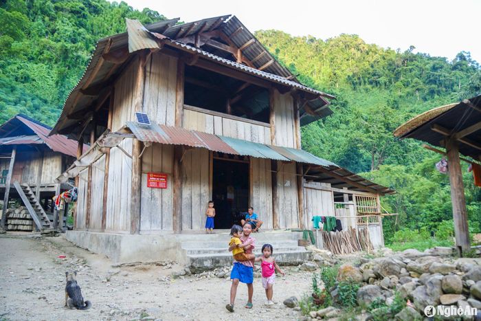 Bản có một điểm trường mầm non với hơn 30 học sinh. Các cấp học khác đều phải đi xa, di chuyển khó khăn. Ảnh: Hữu Vi