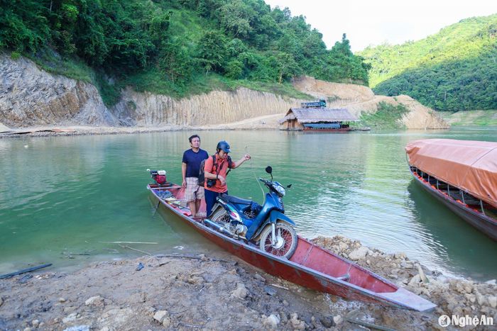 Để vào bản Huồi Pủng, từ trung tâm huyện Tương Dương phải trải qua 4 chặng. Xuất phát bằng đường bộ đến đập thủy điện Bản Vẽ rồi ngồi thuyền vào trung tâm xã Hữu Khuông. Từ đây phải đi thêm một chặng thuyền nữa, rồi đi bộ hoặc chạy xe máy trên những quãng đường rừng. Ảnh: Hữu Vi