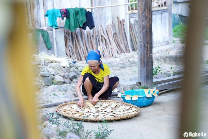 Nằm giữa lòng hồ thủy điện Bản Vẽ, cuộc sống của người dân nơi đây chủ yếu tự cung tự cấp. Ảnh: Đình Tuyên