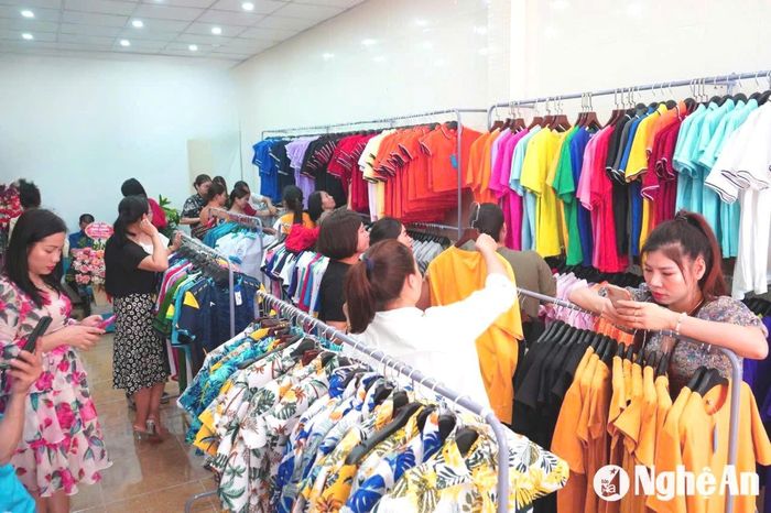 Các cửa hàng bán đồng phục học sinh nhộn nhịp khách mua. Ảnh: T.P