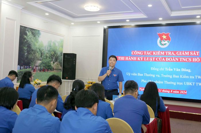 Đồng chí Trần Văn Đông - Ủy viên Ban Thường vụ, Trưởng Ban Kiểm tra, Phó Chủ nhiệm Thường trực Ủy ban Kiểm tra Trung ương Đoàn chuyển tải chuyên đề đầu tiên tới học viên. Ảnh: Thanh Quỳnh