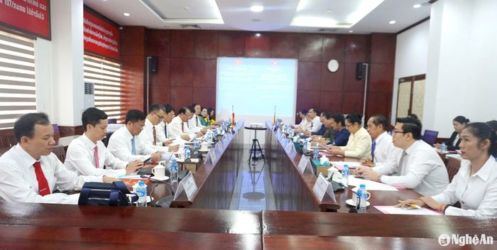 Đoàn công tác HĐND tỉnh Nghệ An hội đàm với HĐND thủ đô Viêng Chăn. Ảnh: Phan Tú