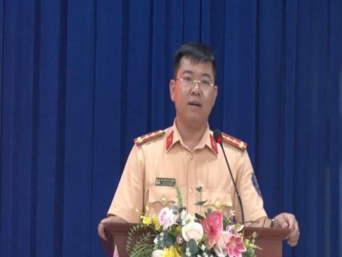Đại diện Đội CSGT- Trật tự Công an TP Đà Lạt đã tiếp thu và giải trình các ý kiến đóng góp của quần chúng nhân dân