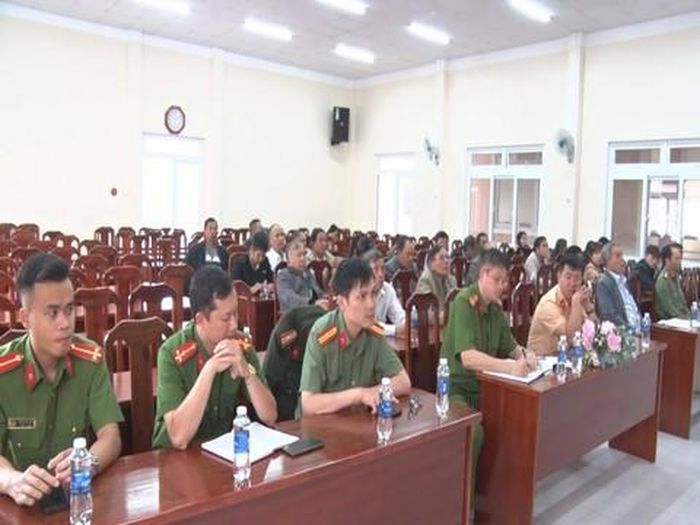 Đại diện lãnh đạo và cán bộ phụ trách Công an phường, xã tại diễn đàn "Công an lắng nghe ý kiến nhân dân” năm 2024