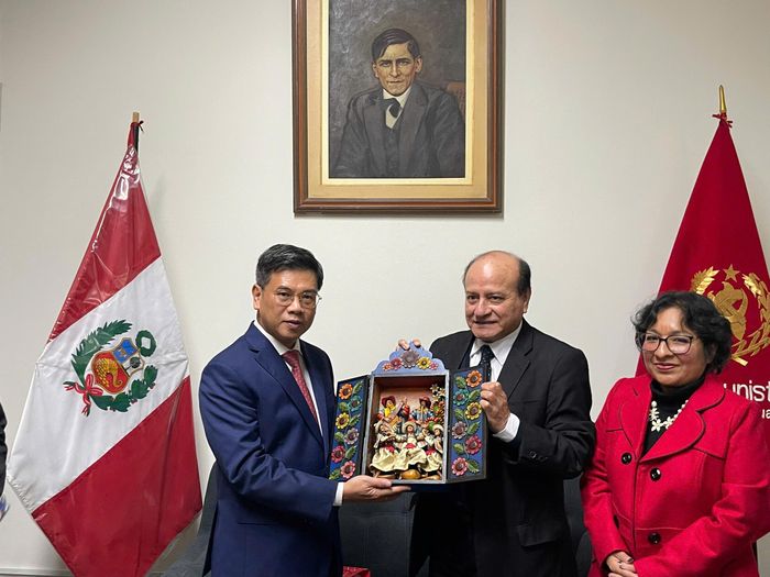  Tổng Bí thư Đảng Cộng sản Peru Domingo Cabrera Toro tặng quà lưu niệm cho Phó Chủ tịch UBND TPHCM Nguyễn Văn Dũng. Ảnh: PHƯƠNG NAM 